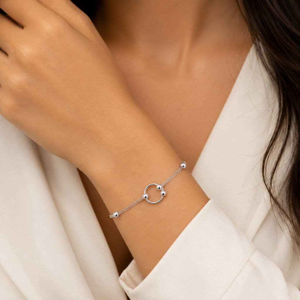 Silberarmband mit modernen Kugeldetails