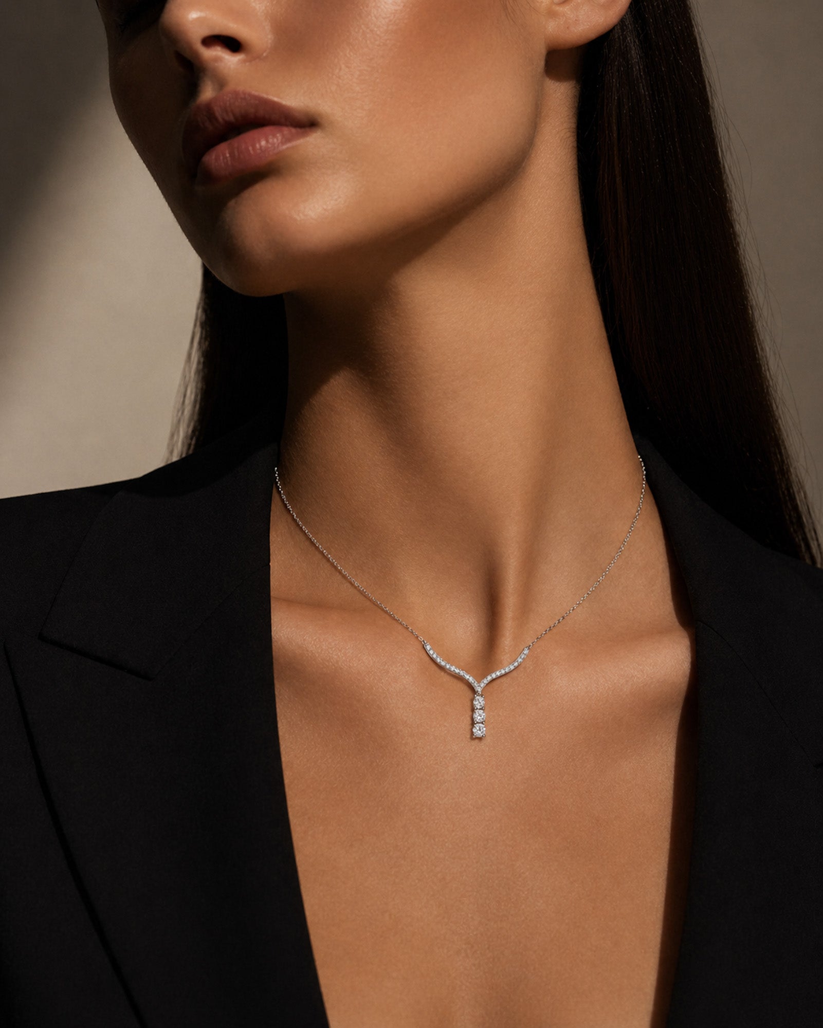 Elegante Halskette mit Steinen