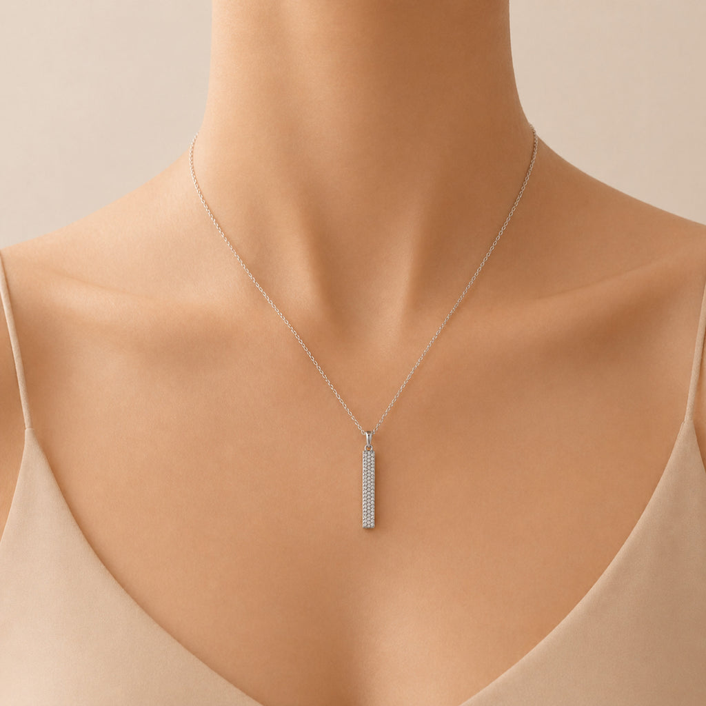Elegante Halskette mit Steinen