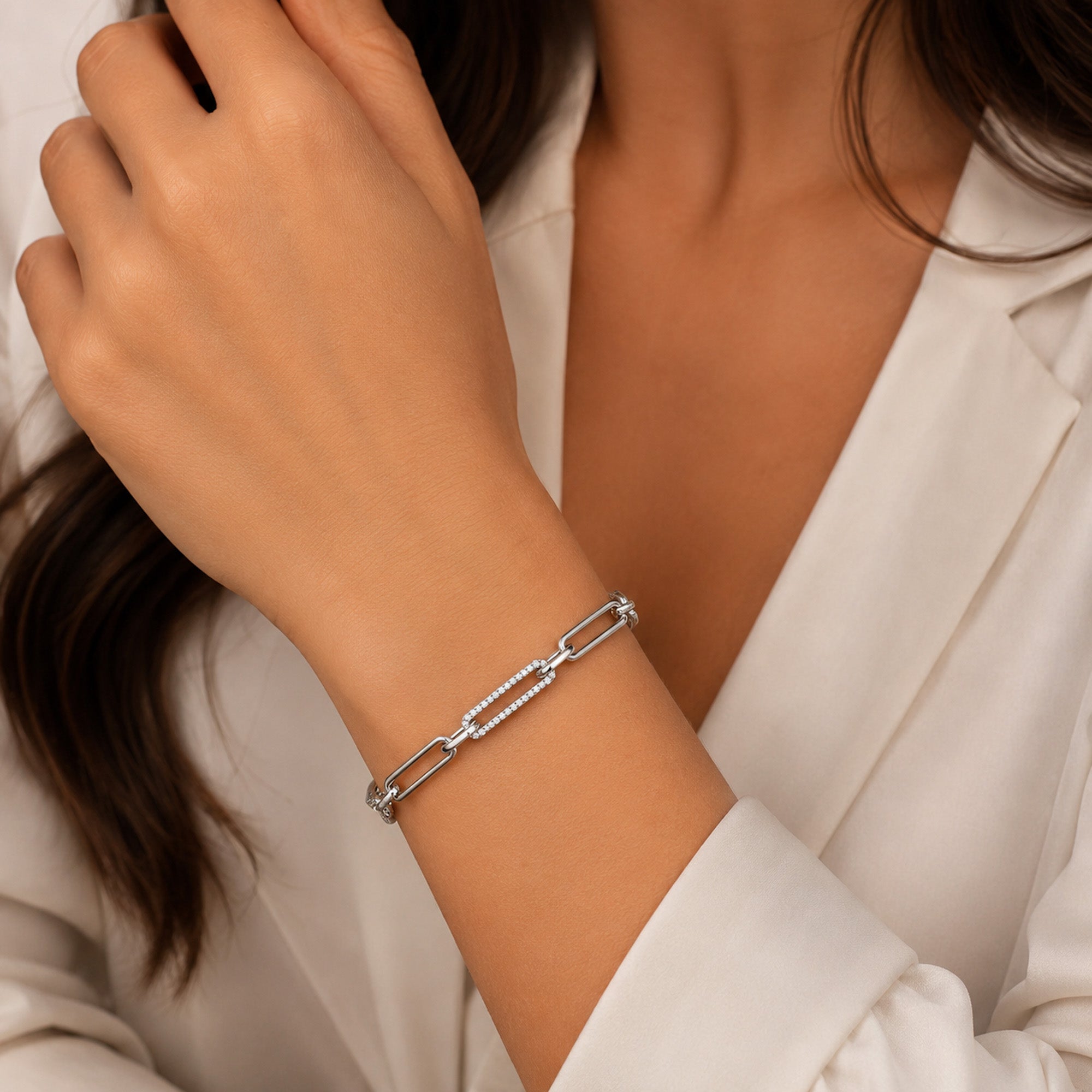 Elegantes Silberarmband mit funkelnden Zirkonia-Details.