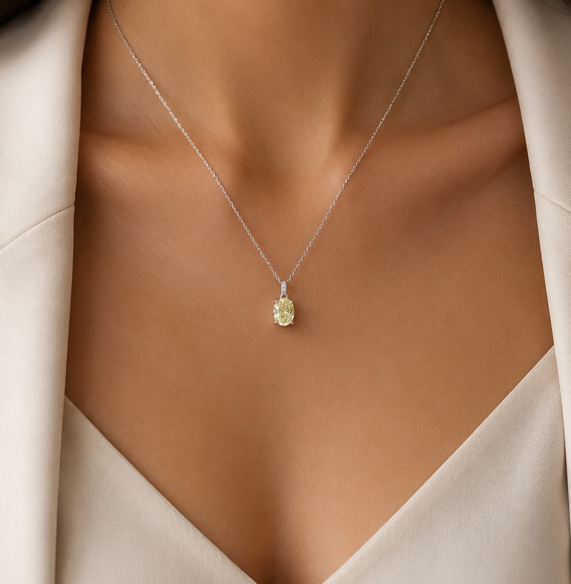 Elegante Silberkette mit champagnerfarbenem Ovalstein